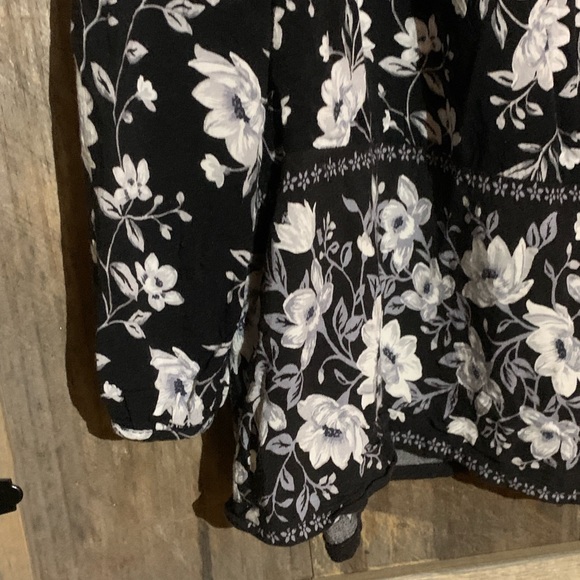 Black flowered blouse - Picture 2 of 5